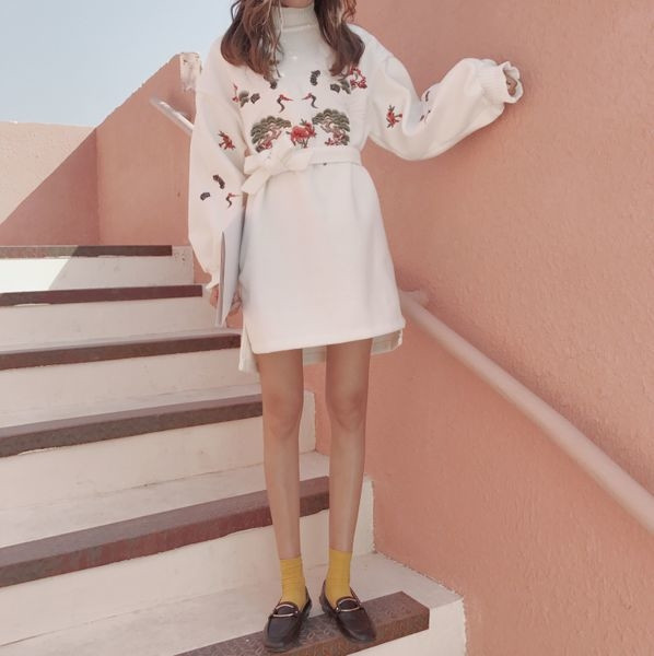 Λεπτό μακρύ γυναικέιο πουλόβερ με όμορφο κέντημα