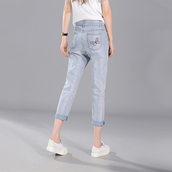 Γυναικεία τζιν με ψηλή μέσης με όμορφα κεντήματα