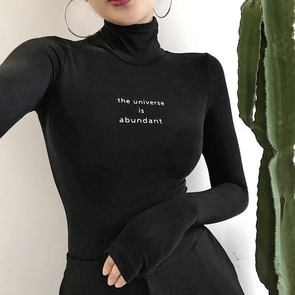 Egyszerű női blúz magas pólógallérral, több színben felirattal