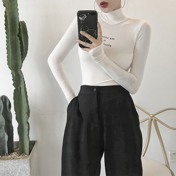 Egyszerű női blúz magas pólógallérral, több színben felirattal