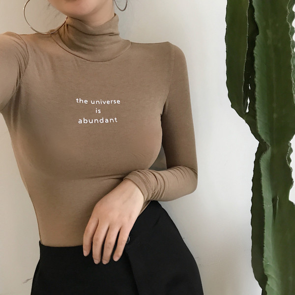 Egyszerű női blúz magas pólógallérral, több színben felirattal