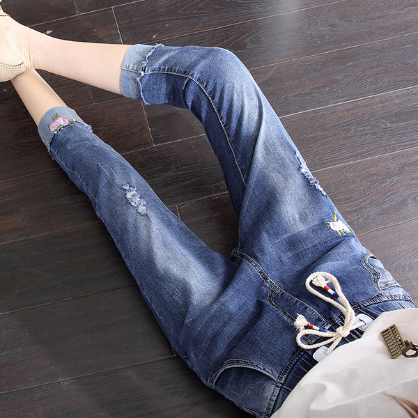 Γυναικεία τζιν με ψηλή  μέση με κορδόνια και όμορφα κεντήματα
