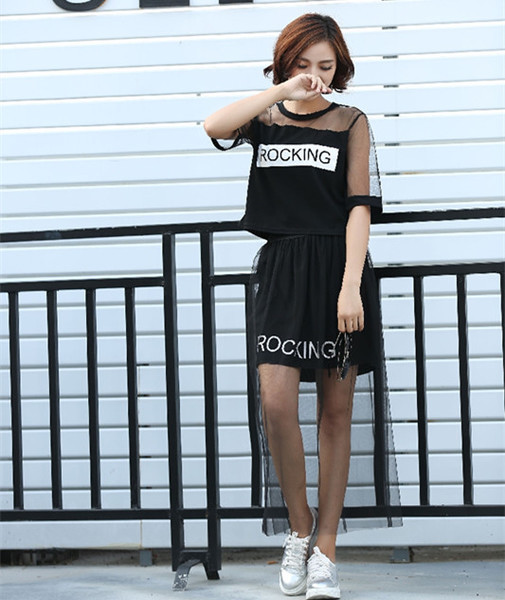 Μοντέρνό γυναικείο σύνολο  σε δύο κομμάτια μπλούζα + φούστα σε μαύρο χρώμα