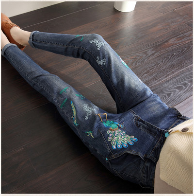 Blugi elastici de dama cu broderie de paun colorat