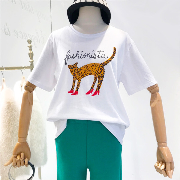 Κομψή, κοντομάνικη γυναικεία μπλούζα σε λευκό και μαύρο χρώμα