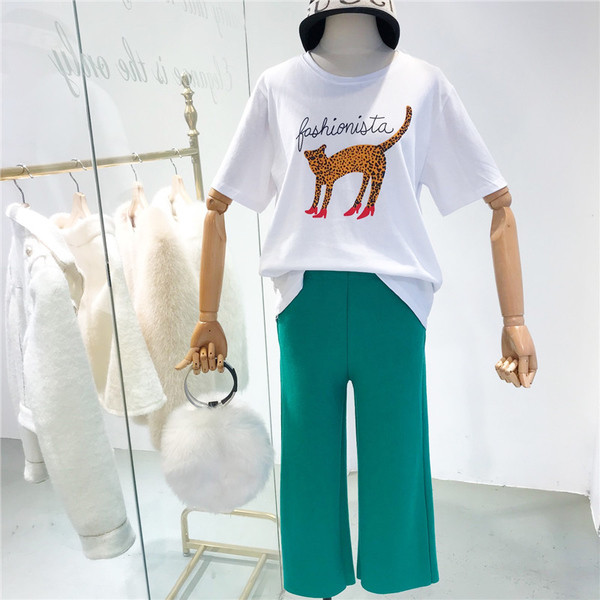 Κομψή, κοντομάνικη γυναικεία μπλούζα σε λευκό και μαύρο χρώμα