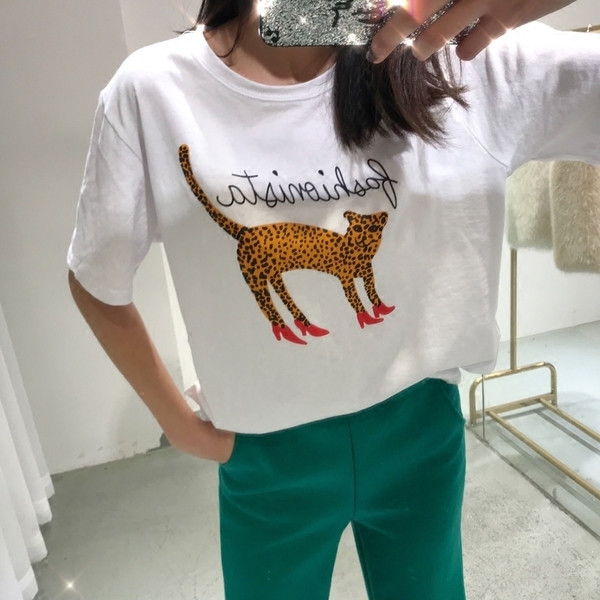 Κομψή, κοντομάνικη γυναικεία μπλούζα σε λευκό και μαύρο χρώμα