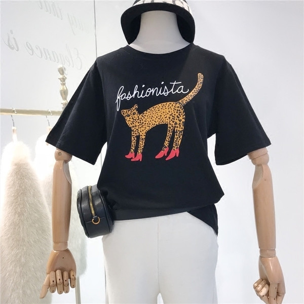 Κομψή, κοντομάνικη γυναικεία μπλούζα σε λευκό και μαύρο χρώμα