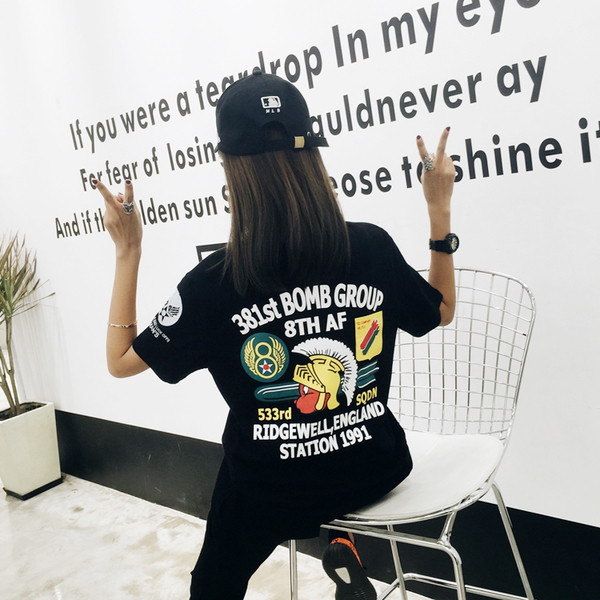 Γυναικεία μπλούζα με επιγραφή και εκτύπωση στην πλάτη σε μαύρο και άσπρο χρώμα