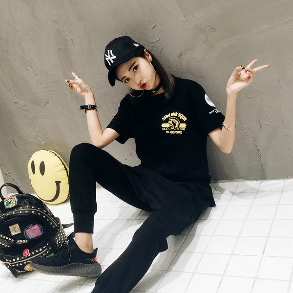 Γυναικεία μπλούζα με επιγραφή και εκτύπωση στην πλάτη σε μαύρο και άσπρο χρώμα