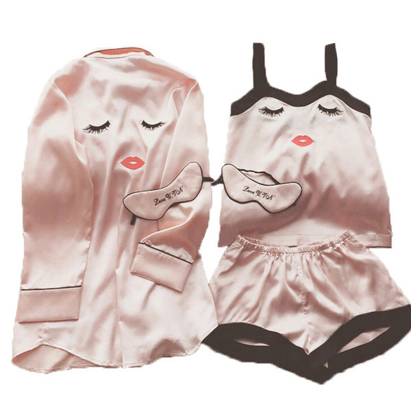 Μοντέρνες γυναικείες πιτζάμες και με  μπουρνούζι και μάσκα ύπνου