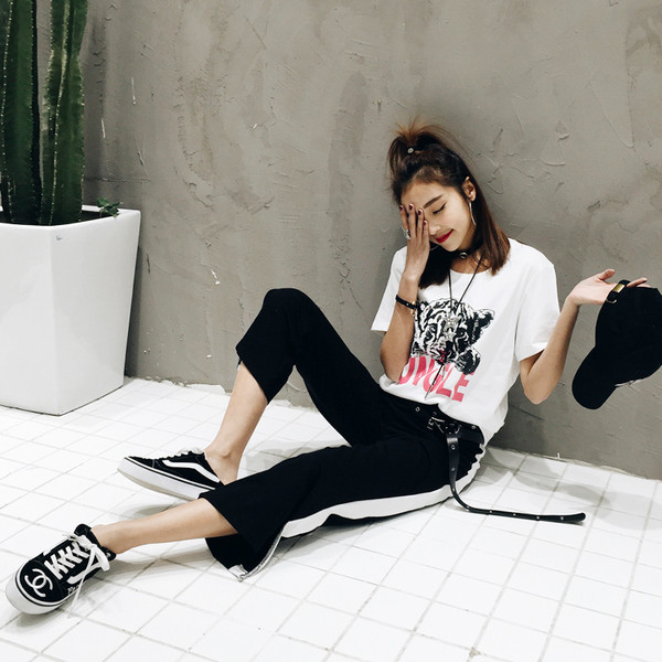 Γυναικεία αθλητικά μπλουζάκια κατάλληλα για τη καθημερινή ζωή σε λευκό και μαύρο χρώμα