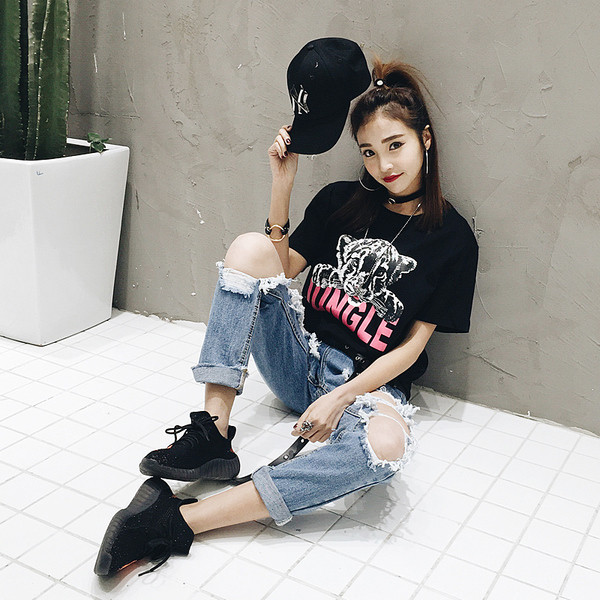 Γυναικεία αθλητικά μπλουζάκια κατάλληλα για τη καθημερινή ζωή σε λευκό και μαύρο χρώμα