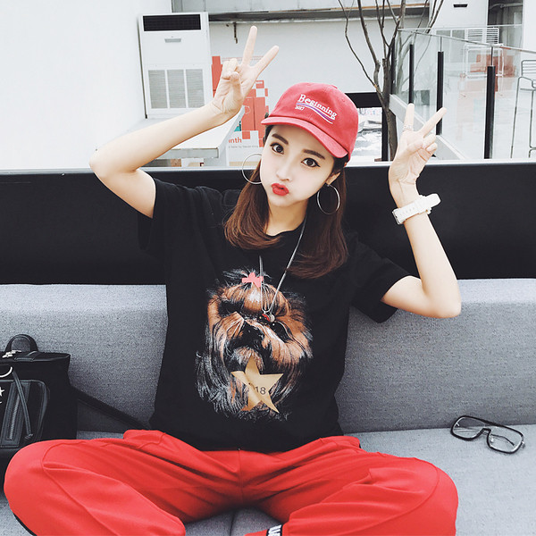 Αθλητικό γυναικείο μπλουζάκι με ενδιαφέρουσα εφαρμογή σε μαύρο χρώμα