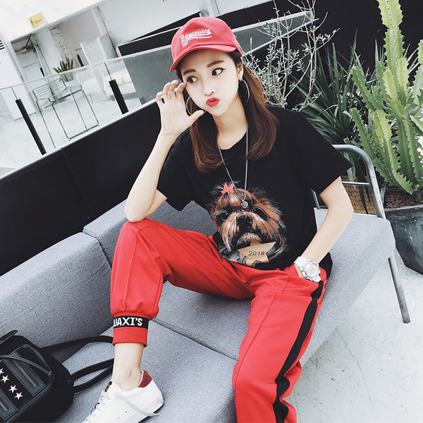 Αθλητικό γυναικείο μπλουζάκι με ενδιαφέρουσα εφαρμογή σε μαύρο χρώμα