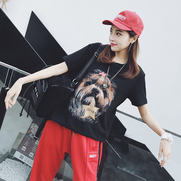 Αθλητικό γυναικείο μπλουζάκι με ενδιαφέρουσα εφαρμογή σε μαύρο χρώμα