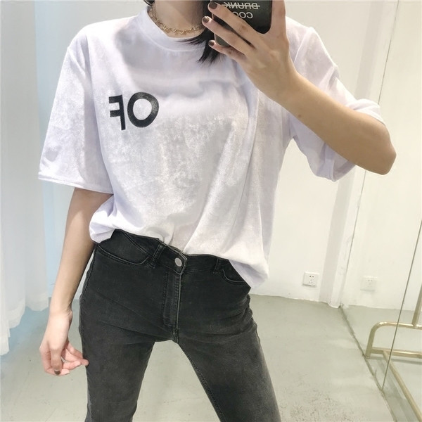 Κομψή βελούδινη γυναικεία μπλούζα με ένα φαρδύ μανίκι 3/4 σε διάφορα χρώματα