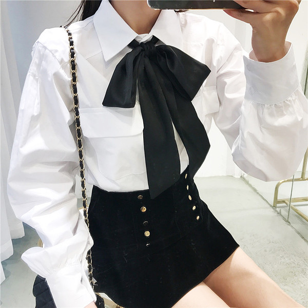 Cămașă de damă modernă și elegantă, cu o panglică în alb