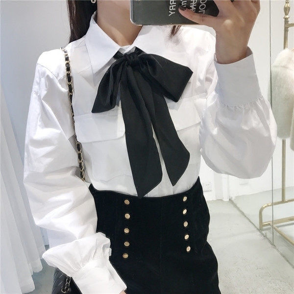 Cămașă de damă modernă și elegantă, cu o panglică în alb