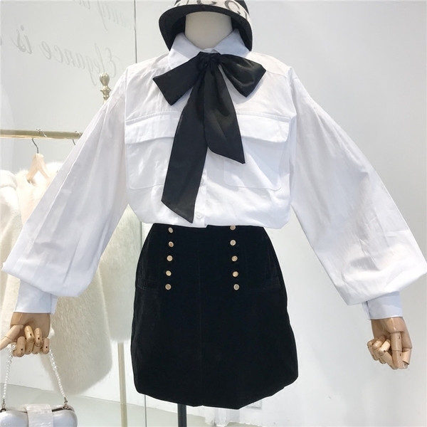 Cămașă de damă modernă și elegantă, cu o panglică în alb