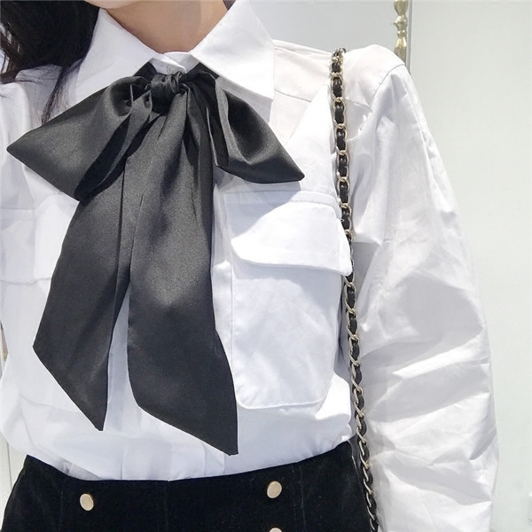 Cămașă de damă modernă și elegantă, cu o panglică în alb