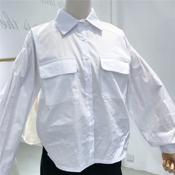 Cămașă de damă modernă și elegantă, cu o panglică în alb