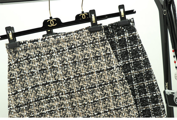 Σύγχρονη γυναικέια κοντή φούστα σε δύο χρώματα