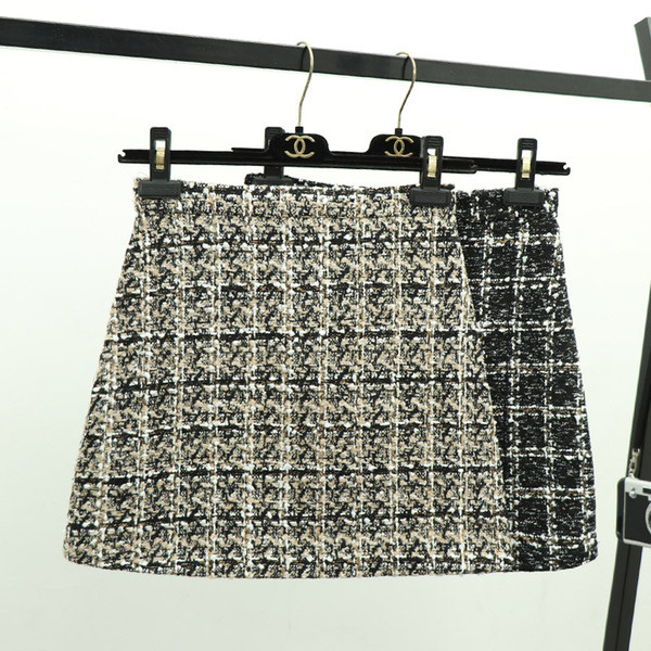 Σύγχρονη γυναικέια κοντή φούστα σε δύο χρώματα