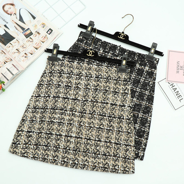 Σύγχρονη γυναικέια κοντή φούστα σε δύο χρώματα