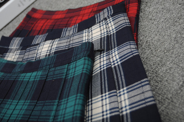 Μοντέρνα γυναικεία μικρή φούστα σε τρία χρώματα