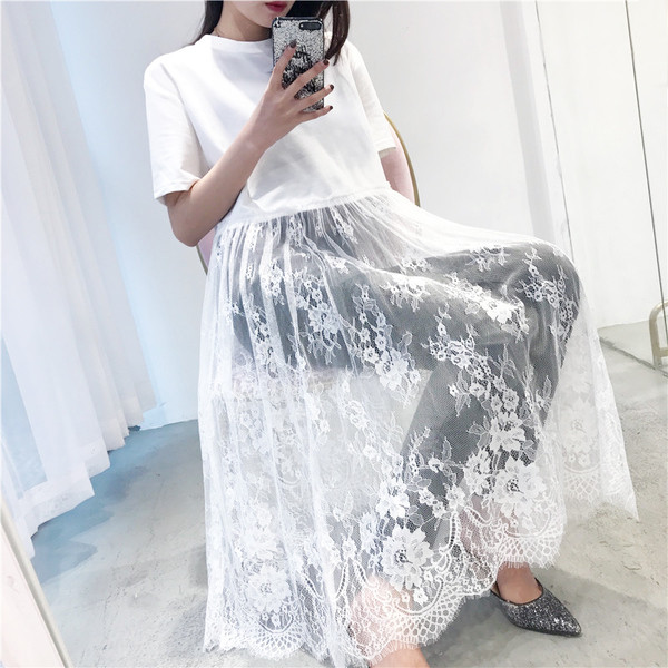 Κομψό μοντέρνο γυναικείο μπλουζοφόρεμα με δαντέλα σε άσπρο, μαύρο και γκρι χρώμα