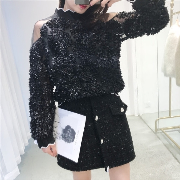 Κομψή γυναικεία μπλούζα με διαφανείς ώμους και φυτικά μοτίβα σε τρία χρώματα