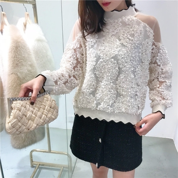 Κομψή γυναικεία μπλούζα με διαφανείς ώμους και φυτικά μοτίβα σε τρία χρώματα