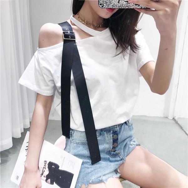 Γυναικαεία μπλούζα κοντό μανίκι με γυμνός ώμος σε λευκό και μαύρο χρώμα