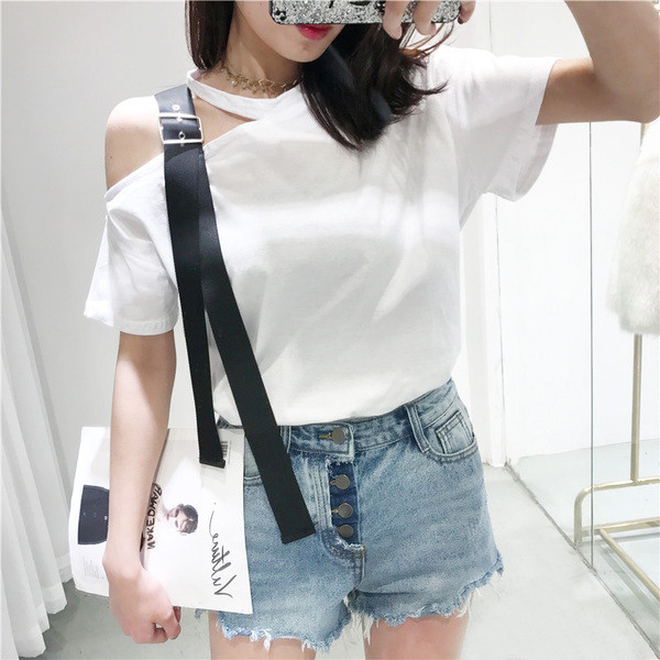 Γυναικαεία μπλούζα κοντό μανίκι με γυμνός ώμος σε λευκό και μαύρο χρώμα