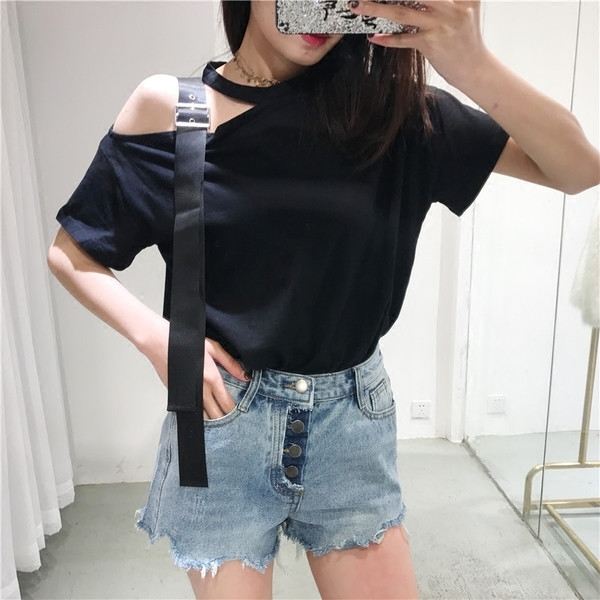 Γυναικαεία μπλούζα κοντό μανίκι με γυμνός ώμος σε λευκό και μαύρο χρώμα