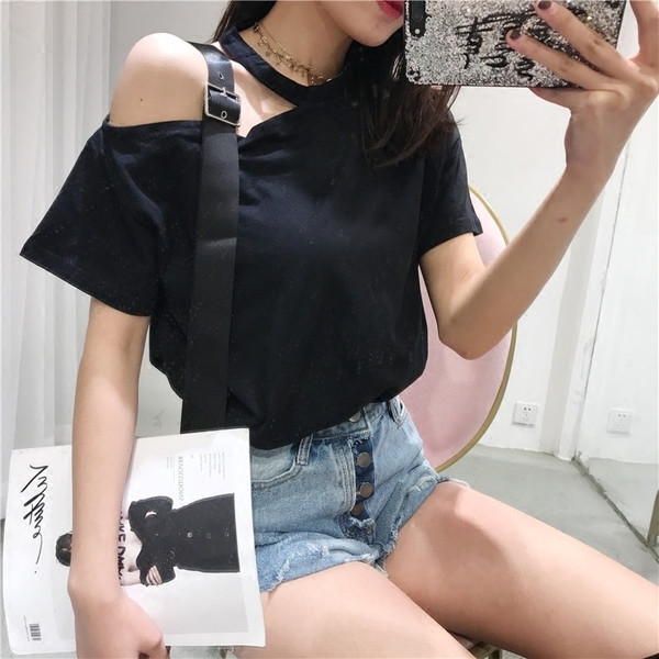 Γυναικαεία μπλούζα κοντό μανίκι με γυμνός ώμος σε λευκό και μαύρο χρώμα