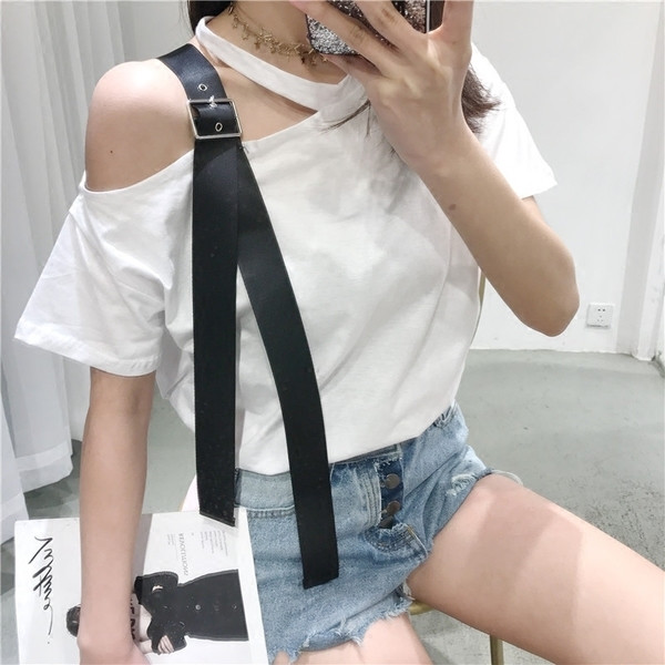 Γυναικαεία μπλούζα κοντό μανίκι με γυμνός ώμος σε λευκό και μαύρο χρώμα