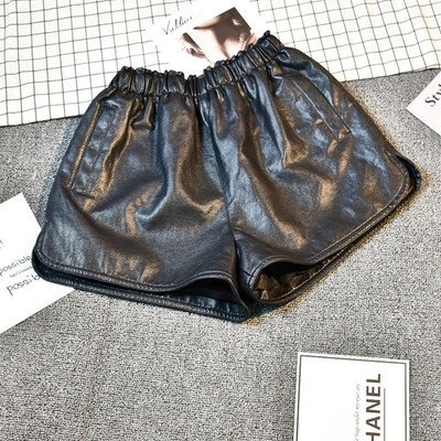 Pantaloni scurti eleganti de dama din piele ecologica in negru si gri