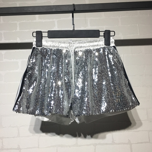 Σύγχρονη γυναικεία σορτς με πούλιες και κορδόνια σε δύο χρώματα