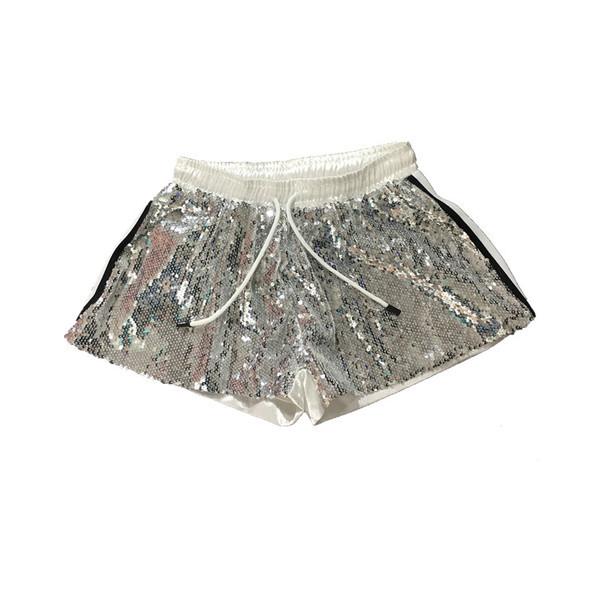 Σύγχρονη γυναικεία σορτς με πούλιες και κορδόνια σε δύο χρώματα