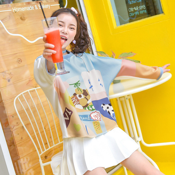 Καθημερινή γυναικεία μπλούζα σε ευρύ σχέδιο με O-λαιμό και το χρωματιστή εκτύπωση