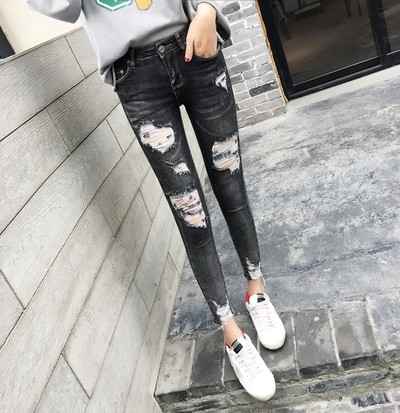 Blugi de dama rupti cu lungimea de 9/10 intr-o culoare inchisa
