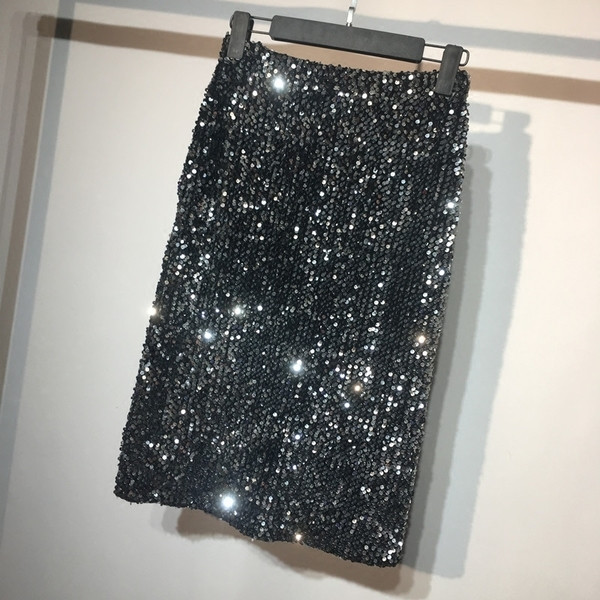 Γυναικεία μακρύ  φούστα με διακοσμητικά πούλιες σε μαύρο χρώμα