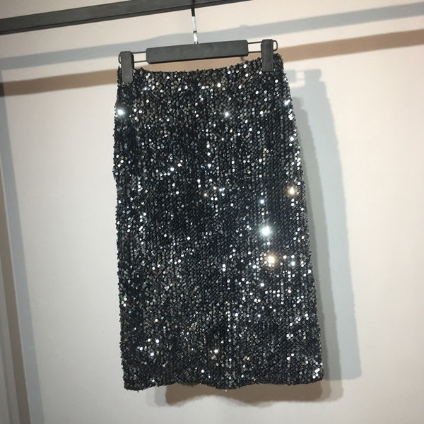 Γυναικεία μακρύ  φούστα με διακοσμητικά πούλιες σε μαύρο χρώμα