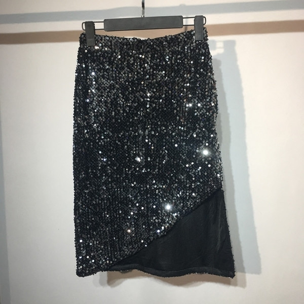 Γυναικεία μακρύ  φούστα με διακοσμητικά πούλιες σε μαύρο χρώμα