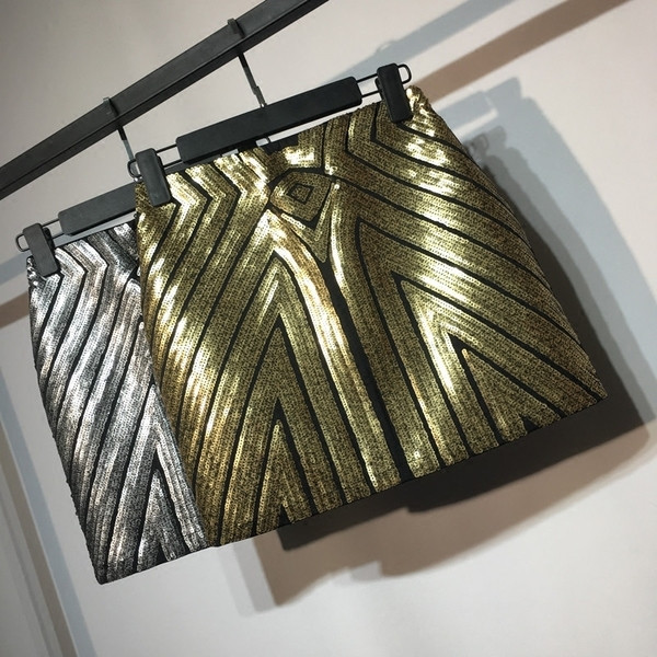 Κομψή γυναικεία κοντή φούστα με διακοσμητικά πούλιες σε ασημί και χρυσό χρώμα