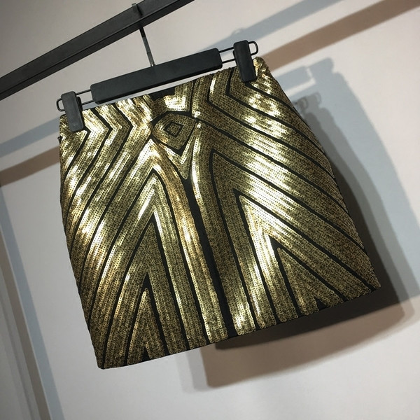 Κομψή γυναικεία κοντή φούστα με διακοσμητικά πούλιες σε ασημί και χρυσό χρώμα