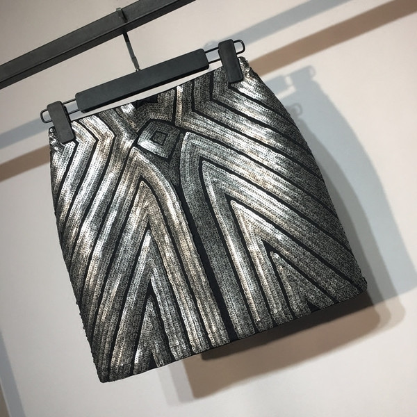 Κομψή γυναικεία κοντή φούστα με διακοσμητικά πούλιες σε ασημί και χρυσό χρώμα