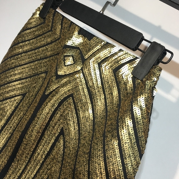 Κομψή γυναικεία κοντή φούστα με διακοσμητικά πούλιες σε ασημί και χρυσό χρώμα